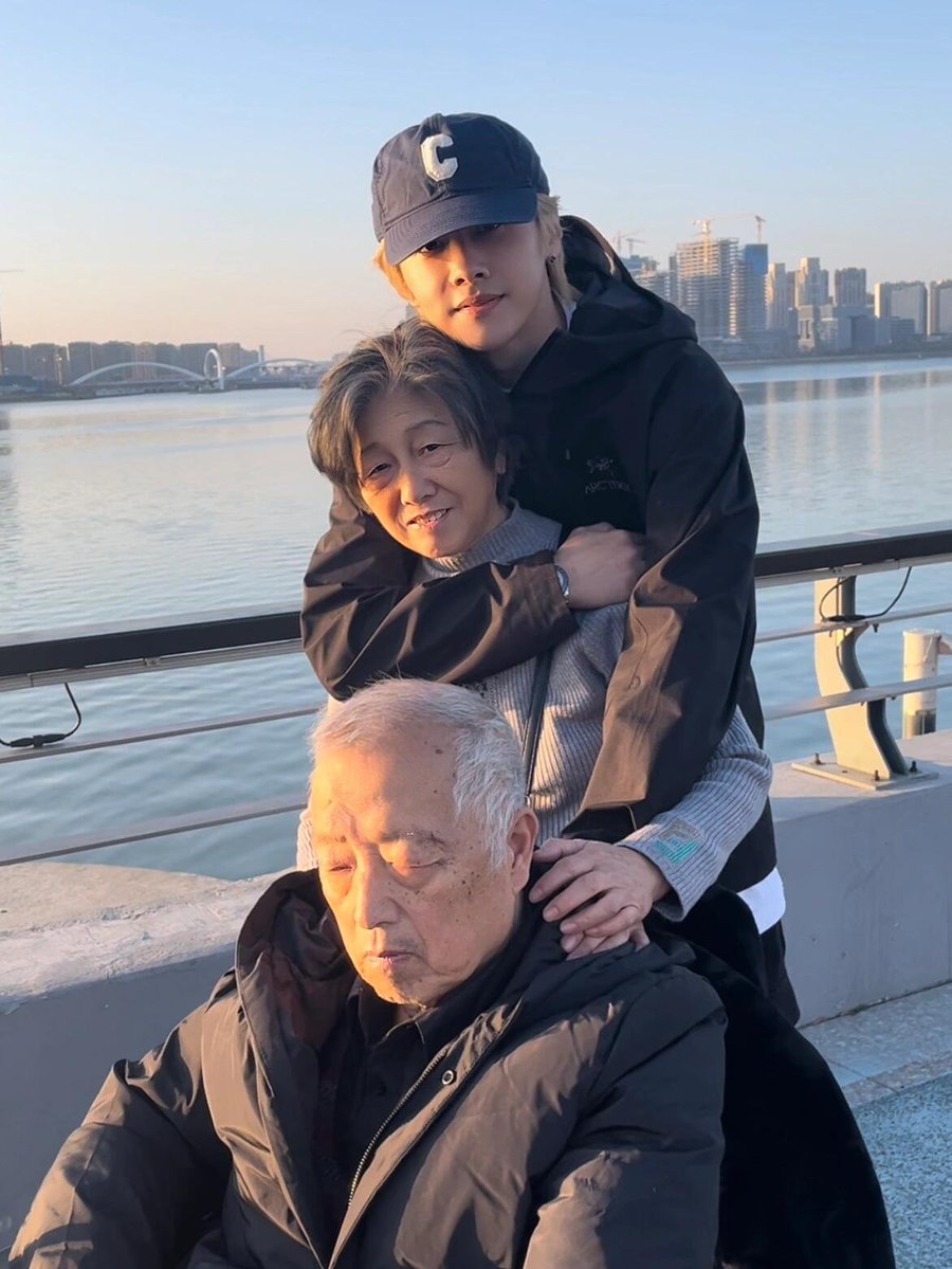 achibizconnect's tweet photo. My ideal type:

1. Family-oriented
2. Xiong Yiwen 

#XiongYiwen #Kuma
🔗https://t.co/siuR3j61a1 https://t.co/nQBOiDlImk