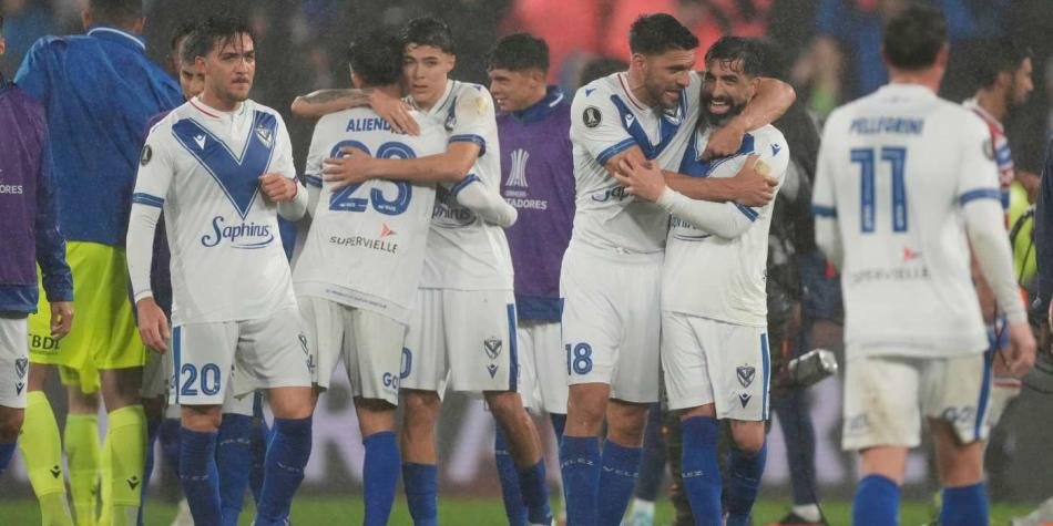 futbolred's tweet photo. AFA advierte a Vélez con desafiliación por conflicto con Boca  

Le ampliamos 🔗👉 https://t.co/LsnMELsvh9 https://t.co/dI5yZUvbYM