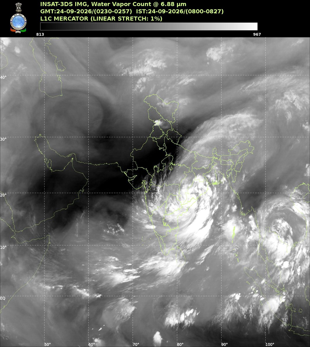 Pradz111's tweet photo. System is maintaining the structure even after the landfall. Beauty ❤️⚡️🌀 https://t.co/WvOnMo5W3s