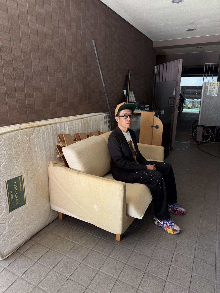 sumimachine's tweet photo. 捨てられた椅子に座るシリーズNo.3765。 https://t.co/wrr7glekjA