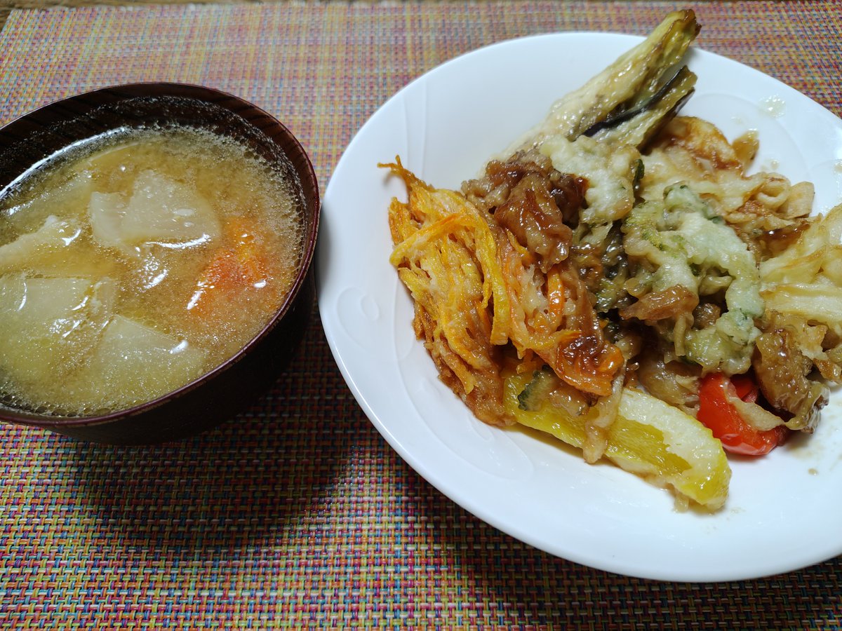 Albedolab2019's tweet photo. 天丼&amp;豚汁
#おうちごはん #X家庭料理部 #自炊 #食事記録 #飯テロ #グルメ #ランチ
【PS】
最近の企業って
老後資産対策講座とかやるのね
こうなるといつも
ドヤっている人の隣に座って
カンニングしたい 笑
https://t.co/dXwiQ7HkQk https://t.co/8cMoR3Anii