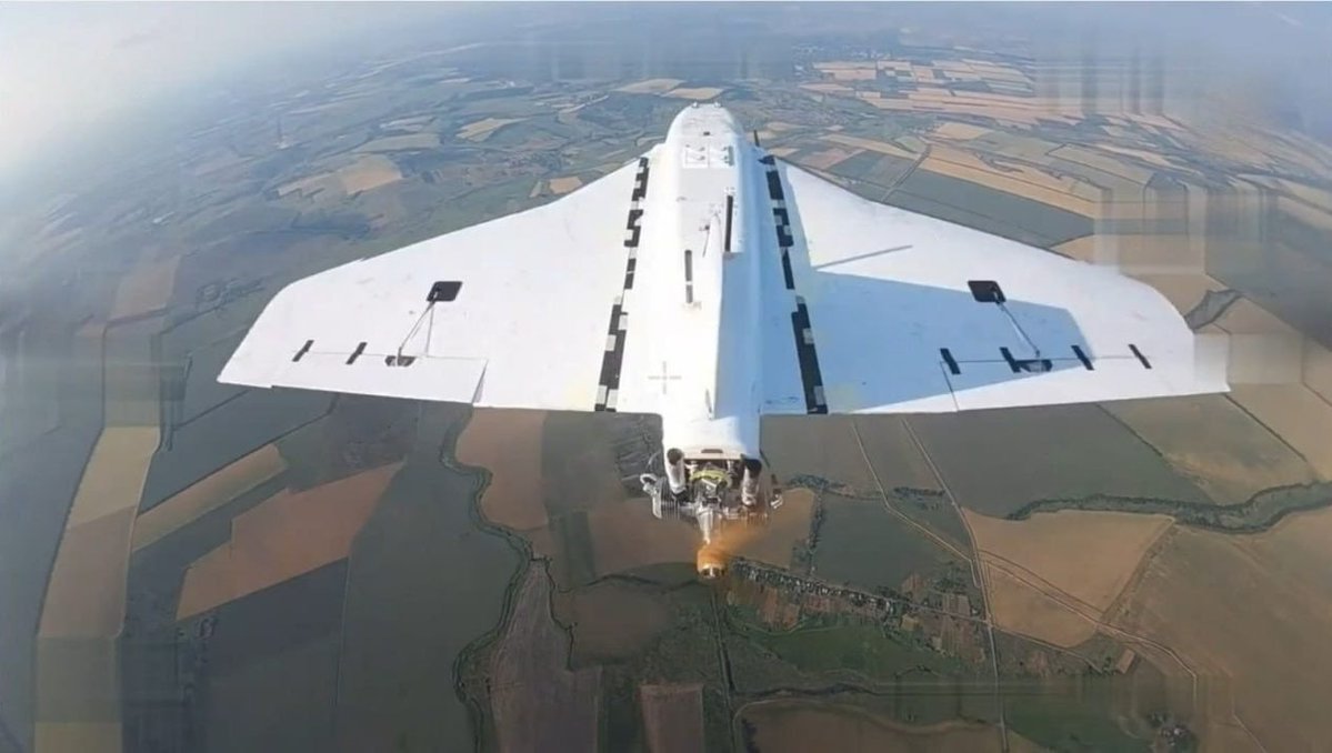 L_ThinkTank's tweet photo. ‼️ [ 🇺🇸 ÉTATS-UNIS | 🇫🇷 FRANCE | 🇷🇺 RUSSIE ]

🔸 Selon El Mundo, la CIA aurait averti l’Espagne, la France et l’Italie que la Russie pourrait préparer des attaques de drones contre ces pays et aurait partagé des renseignements avec plusieurs gouvernements européens.

La Lituanie connaîtrait le modèle de drone concerné : un Gerbera d’une portée de 600 km, qui pourrait être lancé depuis un conteneur installé à bord d’un navire marchand en mer.