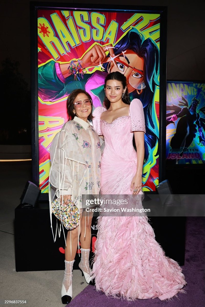 pollenhues's tweet photo. liza soberano with miss dolly de leon at the premiere of dreamworks animations' forgotten island. proud 🇵🇭🏝️

#ForgottenIsland https://t.co/xKoEIgZIaB