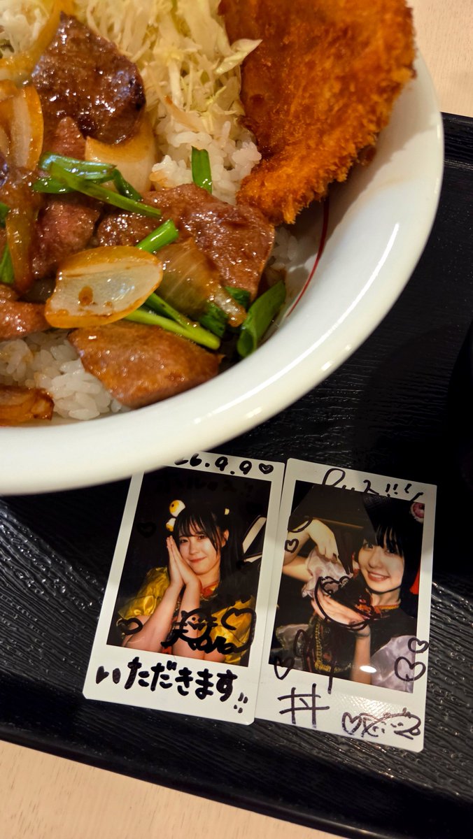 Hols_id's tweet photo. レバニラ丼
暑いから余計に水がうまい🚰 https://t.co/fj4dYTqtoL