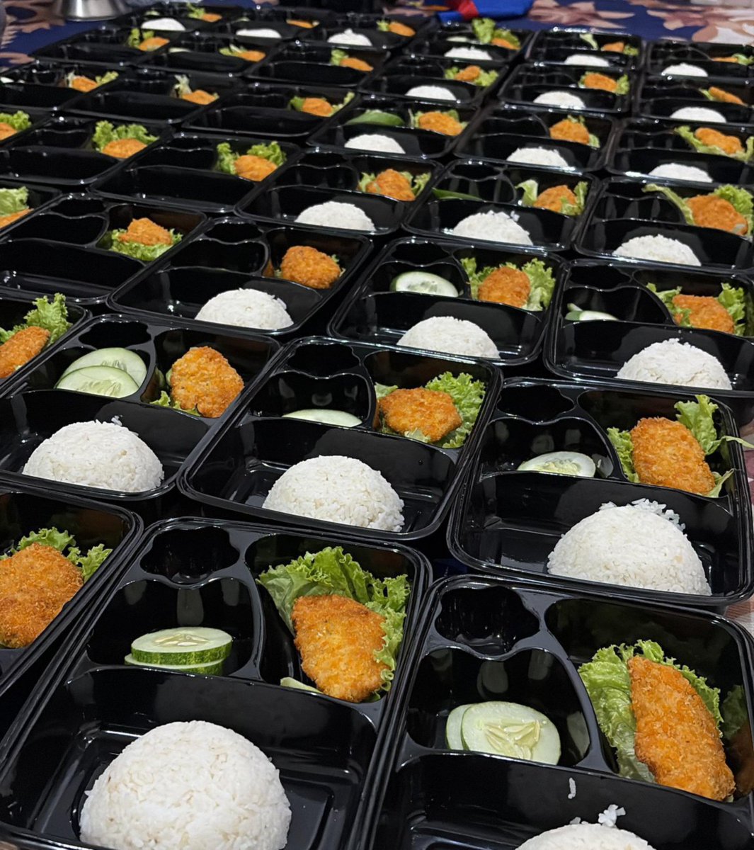 toodumbtodai's tweet photo. HELP RT
aku BU buat uang makan aku sama nenek udah sekarat😭

aku jual nasi serba 10rb barangkali kakak2 mau jumat berkah besok, bantu beli yuk, aku dom palembang 🥲🫶 https://t.co/JgTNbMbivg