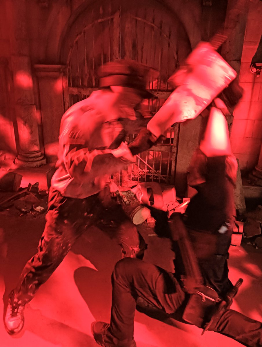 yugnyan's tweet photo. 目の前でゾンビと戦う 
レオン(撮影可)

バイオレクイエムの
再現度は高かった🧟‍♂️ https://t.co/I6Gvncz3eZ