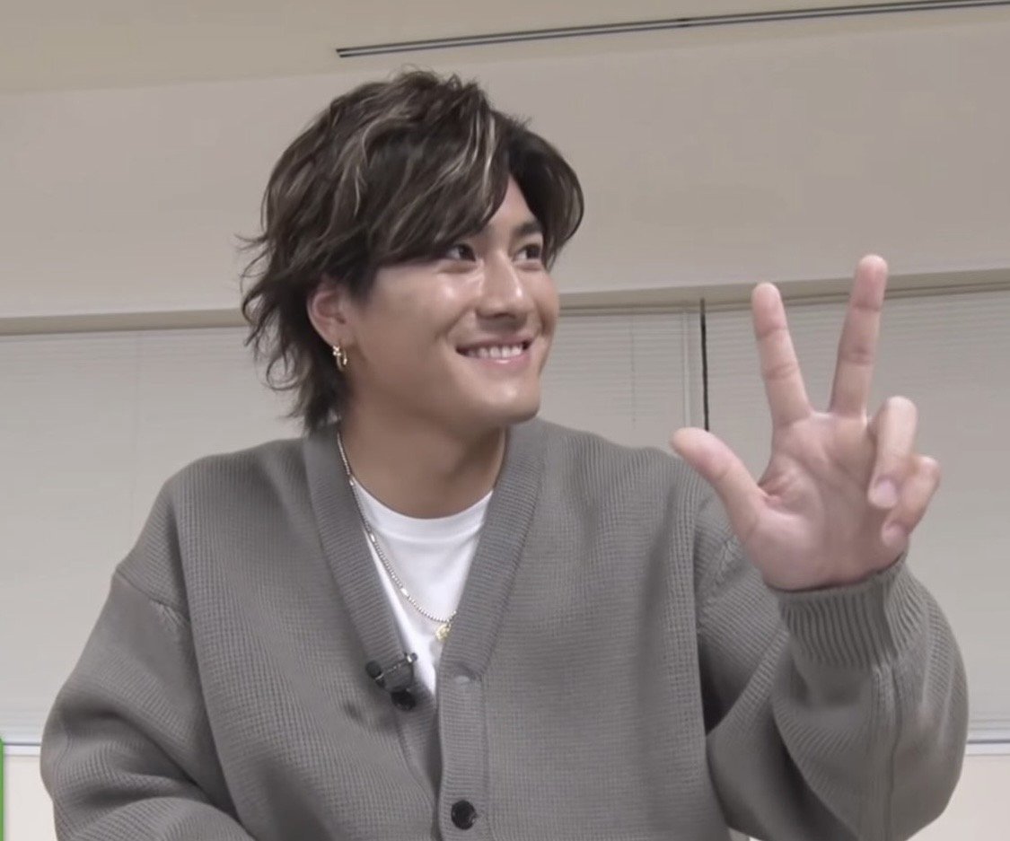 trp__0715's tweet photo. 嶺亜くん手で3を作るときSixTONESの気持ち悪い3をやってくれないかな😂
#名探偵THREE https://t.co/VUvh78TZzj