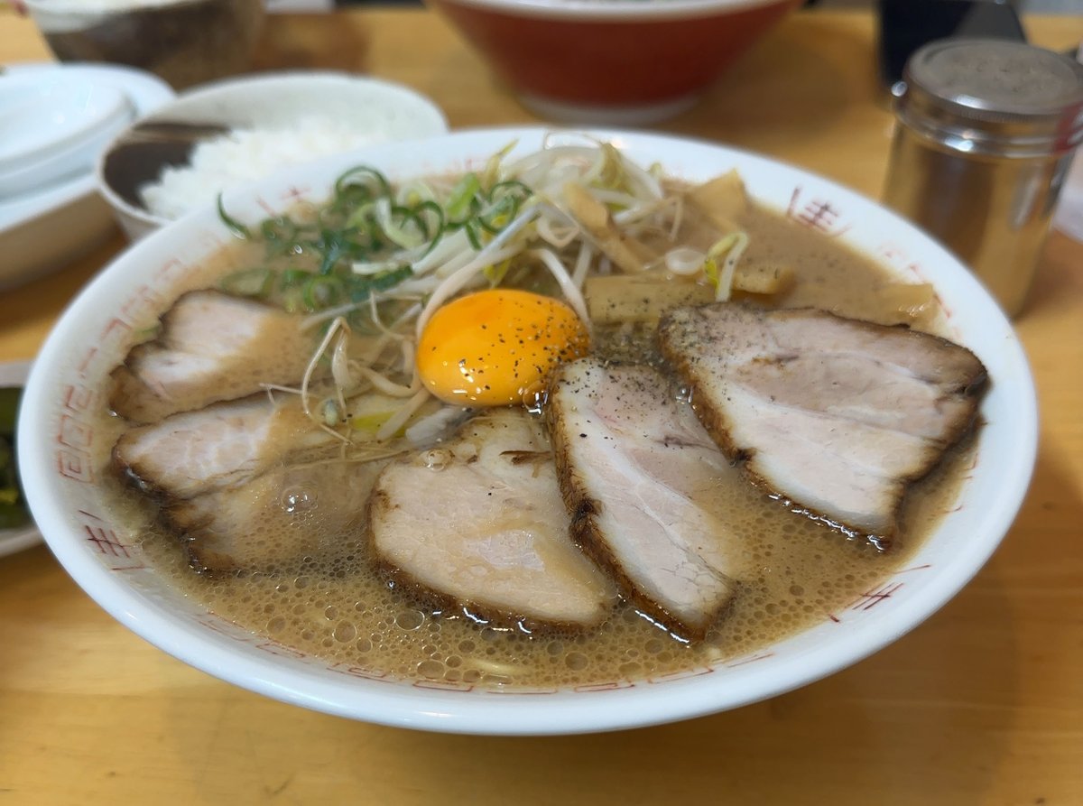 TOKUSHIMAX777's tweet photo. 徳島県ラーメン大図鑑：No:006】
『中華そば 西食（にっしょく）』さんのチャーシュー麺、生たまご めし（小）をオーダー🍜

徳島県徳島市川内町榎瀬629-4

家族全員大好きな西食さん
ラーメン美味＆
チャーシュー最高✨ https://t.co/cueeLAh2sv