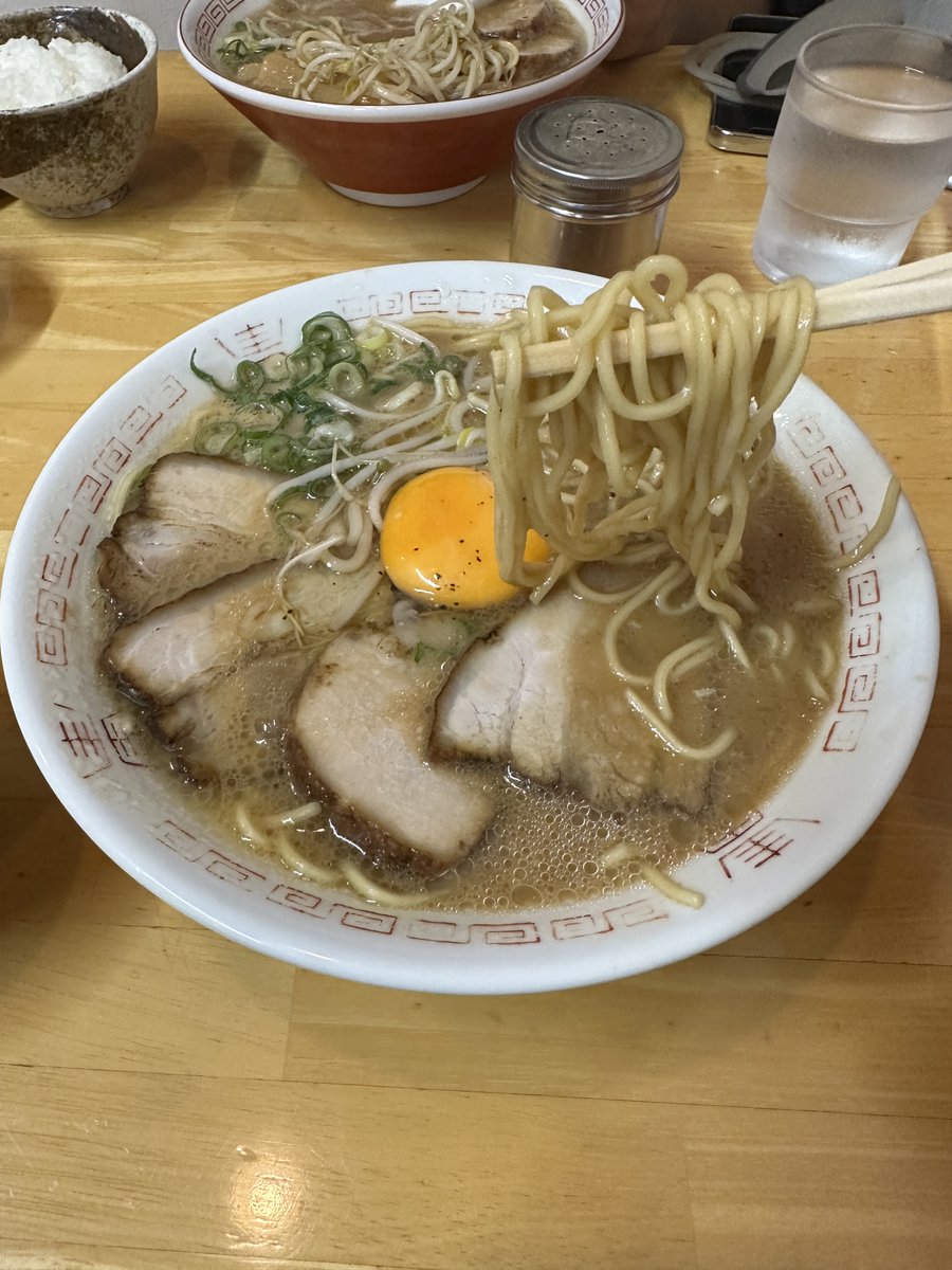 TOKUSHIMAX777's tweet photo. 徳島県ラーメン大図鑑：No:006】
『中華そば 西食（にっしょく）』さんのチャーシュー麺、生たまご めし（小）をオーダー🍜

徳島県徳島市川内町榎瀬629-4

家族全員大好きな西食さん
ラーメン美味＆
チャーシュー最高✨ https://t.co/cueeLAh2sv