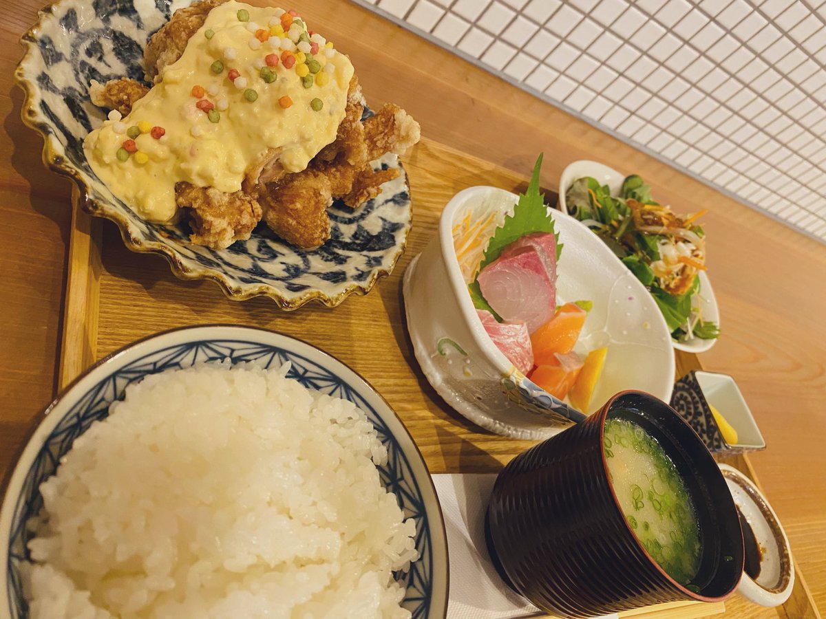 flapkira's tweet photo. 久し振りに炉端den.のランチ行った〜！
本当にここ美味しいから大好き！！
全てが丁寧で見た目も素敵🥺💞
お味噌汁も具沢山でお刺身も大ぶりで歯応え最高だし、チキン南蛮もタルタルとたれとチキンのどれかが主張するのではなく、一体となって馴染んでて食べやすくて美味しい！！ https://t.co/Yv9IKtyhdB