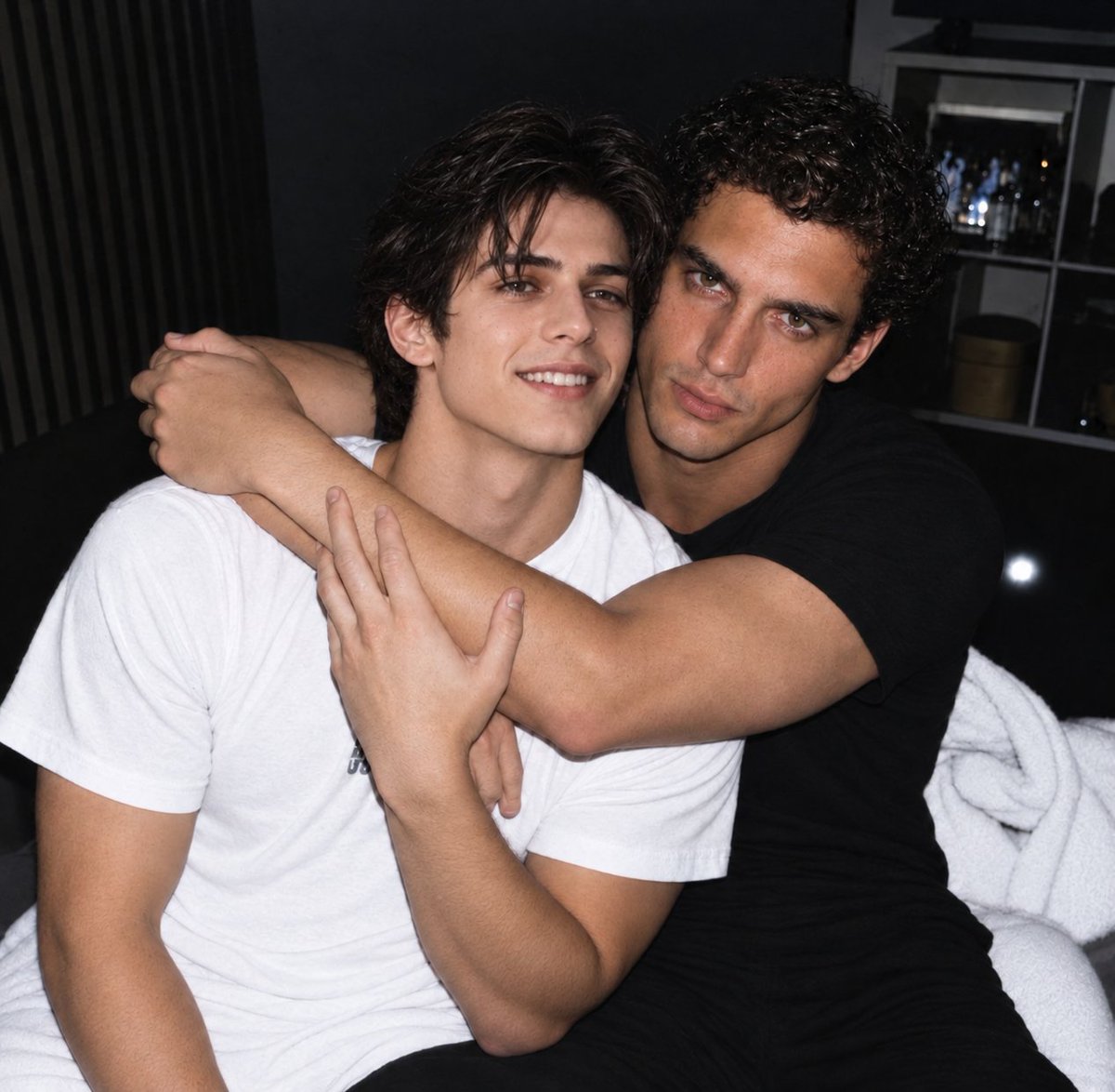fakeeefish's tweet photo. Hold me tight
#RoyalBloodMafiaKnight
#CalebWhitmore
#ArianConti https://t.co/0jARZCZkVq