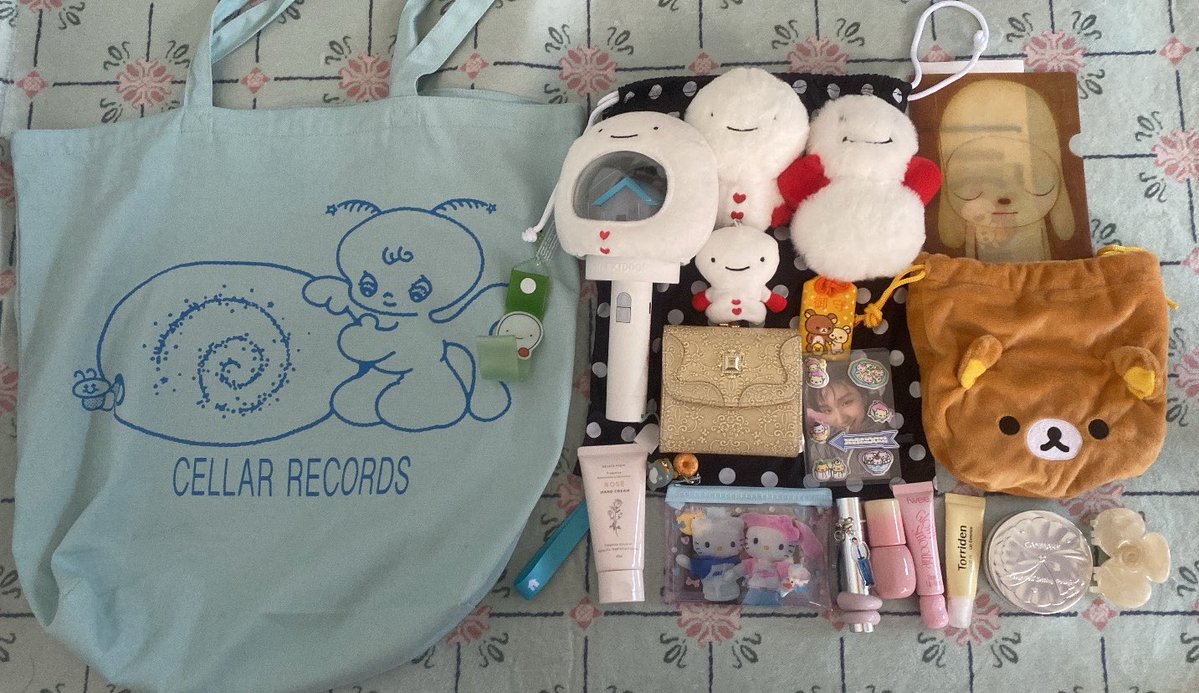 byebye_0214's tweet photo. What's in my bag ・？ 🐌🍩🍩🍩🧋 https://t.co/EgxZS6D2v8