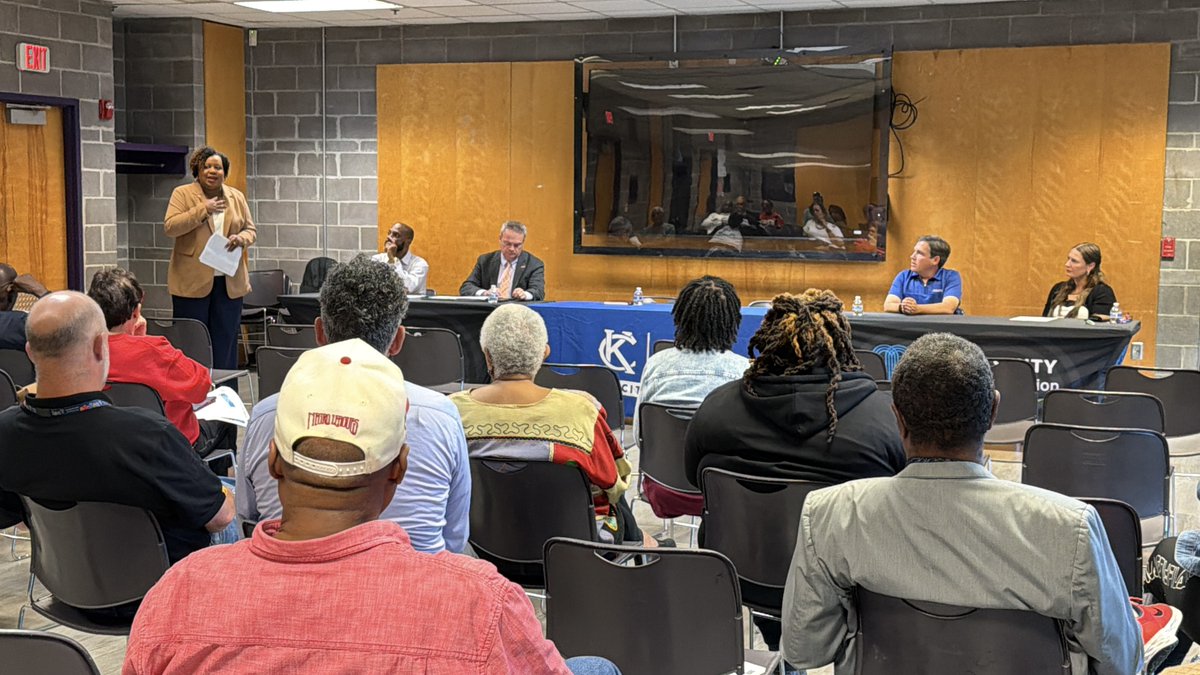RideKCTransit's tweet photo. This week, we joined Kansas City departments and community organizations for the 3rd District Community Meeting hosted by Councilwoman Melissa Robinson. We answered questions about fares and community partnerships and appreciated the opportunity to connect with the community. https://t.co/wS4wEZktaH