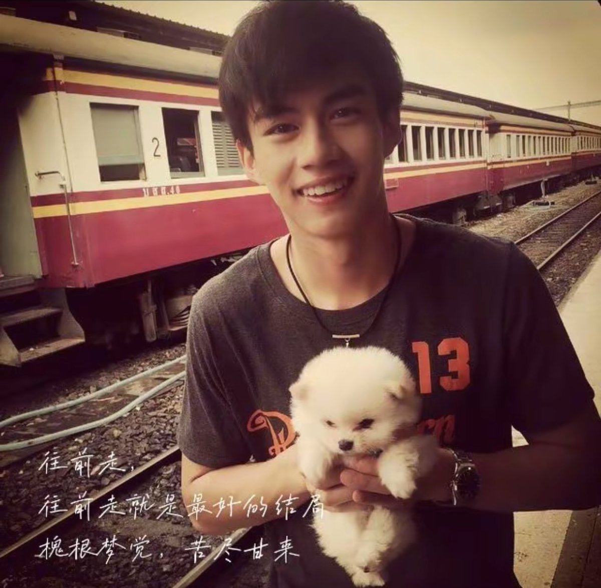 putao_tracer's tweet photo. 喜欢的一位作家写过一句话，
“目视他人之疑目如盏盏鬼火，大胆地去走自己的路。”
现在把这句话送给你，大胆往前走吧，相信好的事情会发生，好的结果会降临，相信你强大而温柔，相信太阳永远炽热。
@oat_psk

LOVE OAT ALWAYS
#OatInOurHearts https://t.co/NhR68qCgm3