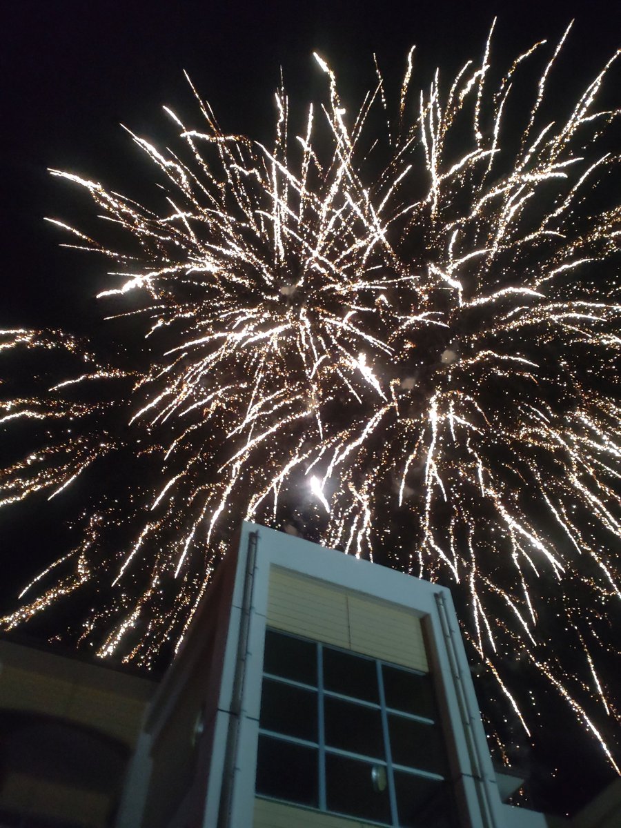 ooaira_esc's tweet photo. ５連休は充実していましたか？先週の土曜日は台風により延期となっていたおおあいら夏祭りが開催されました。ステージでは本校の４年生がソーラン節を、そして、本校職員もバンド演奏を。ラストには大きな花火。およそ、１０００人もの人々を魅了しました。 https://t.co/pc8UZ3CKNg