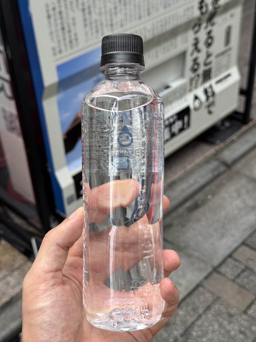 jido__hanbaiki's tweet photo. 【速報】無料で水がもらえるアドウォーター、ついに稼働スタート。大型ディスプレイを最大限活かした作りになっており、最後に水をタッチする瞬間まで楽しめる体験型自販機です。 https://t.co/4Sr0lcaJZR