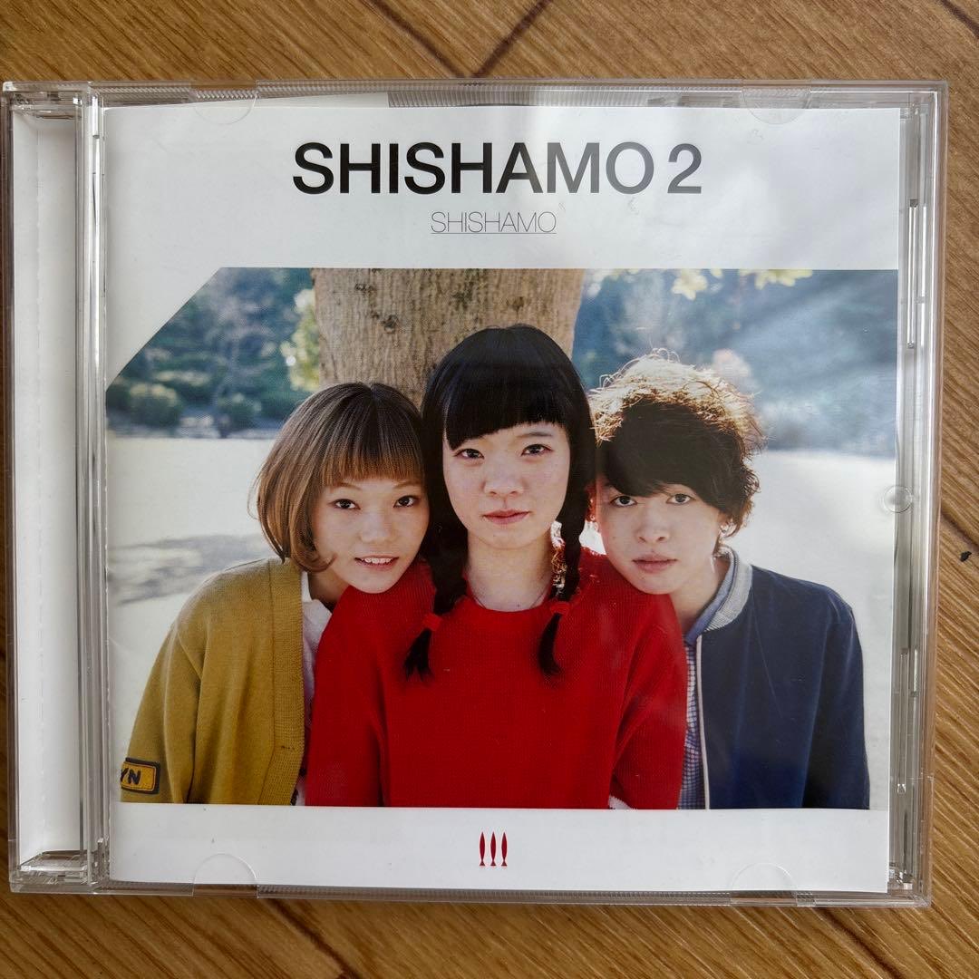 abcdiscoooo's tweet photo. 届いて聴いてる！
歌詞カードに各バンドへプレゼントした時のジャケ写が載ってるんだけど、SHISHAMOのが着てる服の色までコピーしてて良い！
不仲だしおじさん同士だから肩に顎乗せるのはNGだったのかなw https://t.co/ciBBPyqt0d