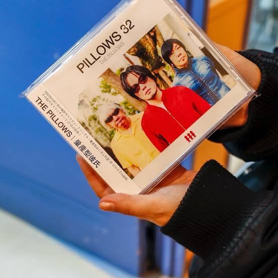 abcdiscoooo's tweet photo. 届いて聴いてる！
歌詞カードに各バンドへプレゼントした時のジャケ写が載ってるんだけど、SHISHAMOのが着てる服の色までコピーしてて良い！
不仲だしおじさん同士だから肩に顎乗せるのはNGだったのかなw https://t.co/ciBBPyqt0d