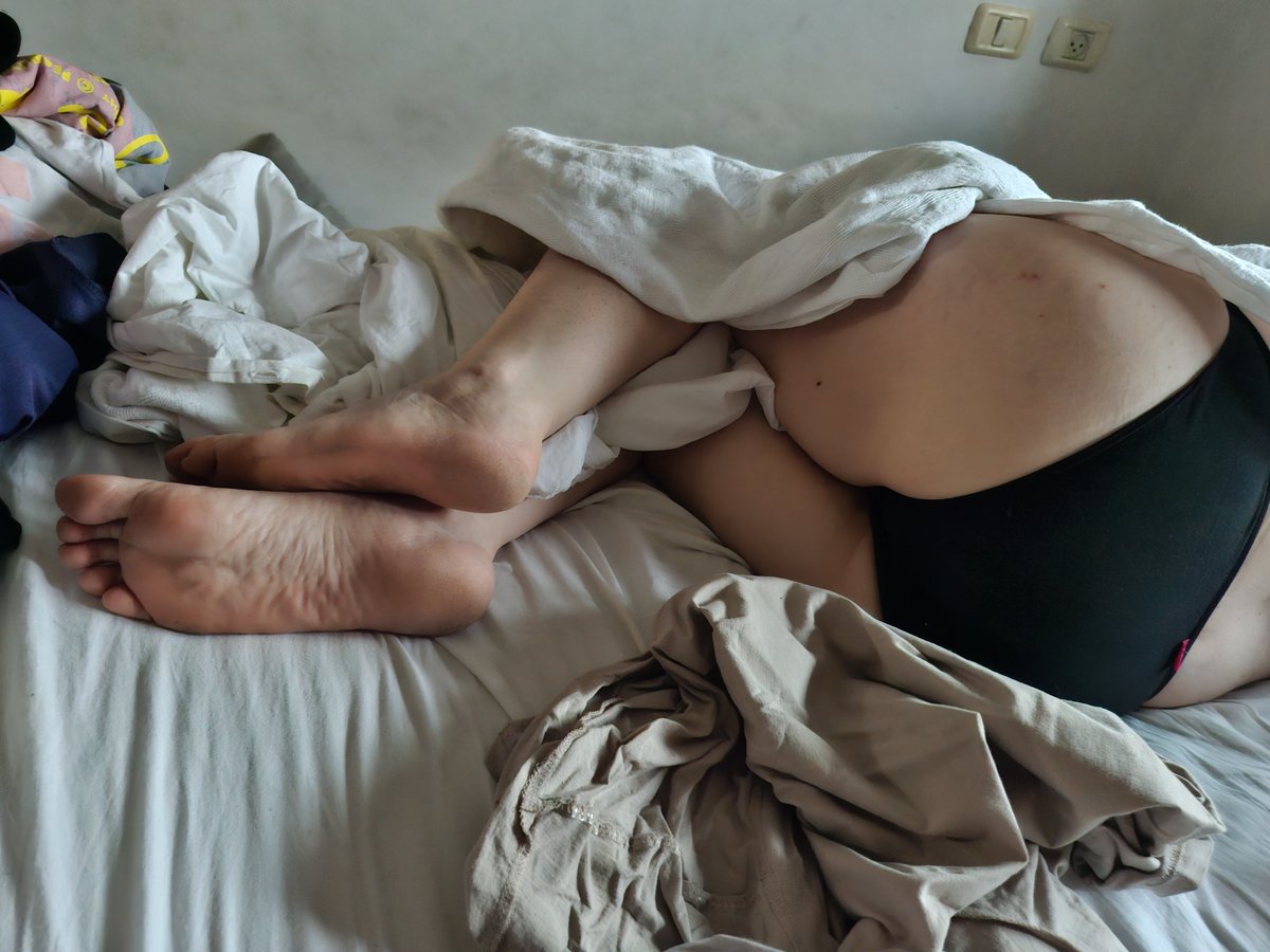 AGuy154894's tweet photo. My wife. #feet #feetfetısh #feetworshi̇p #feetfetıshly #foot #footfetısh #sole #baresoles #barefeet https://t.co/Zaw4Fn4AOE