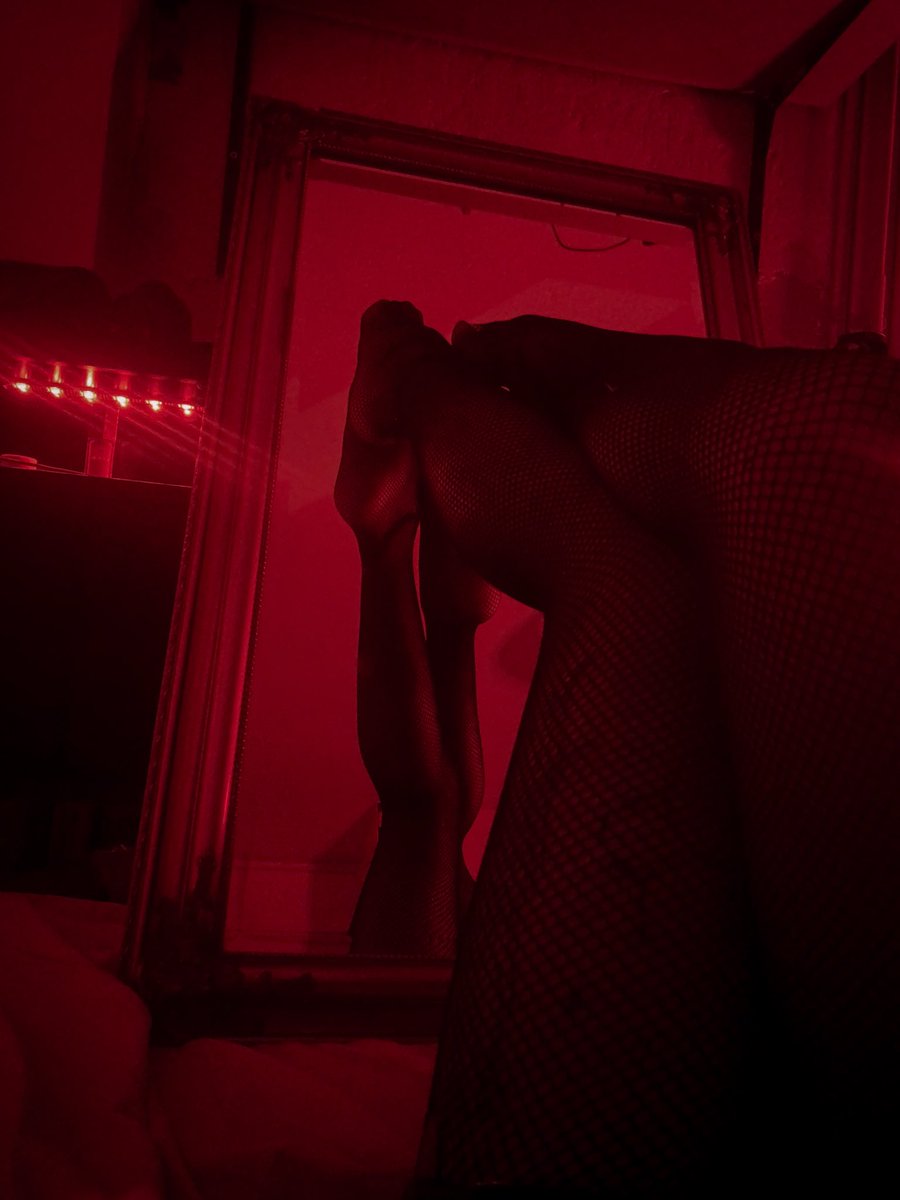 alrrose92's tweet photo. On the dim light, only the red looks at me.

#DarkRoom #DarkAesthetic #Sensual https://t.co/IPJOtqF2nJ