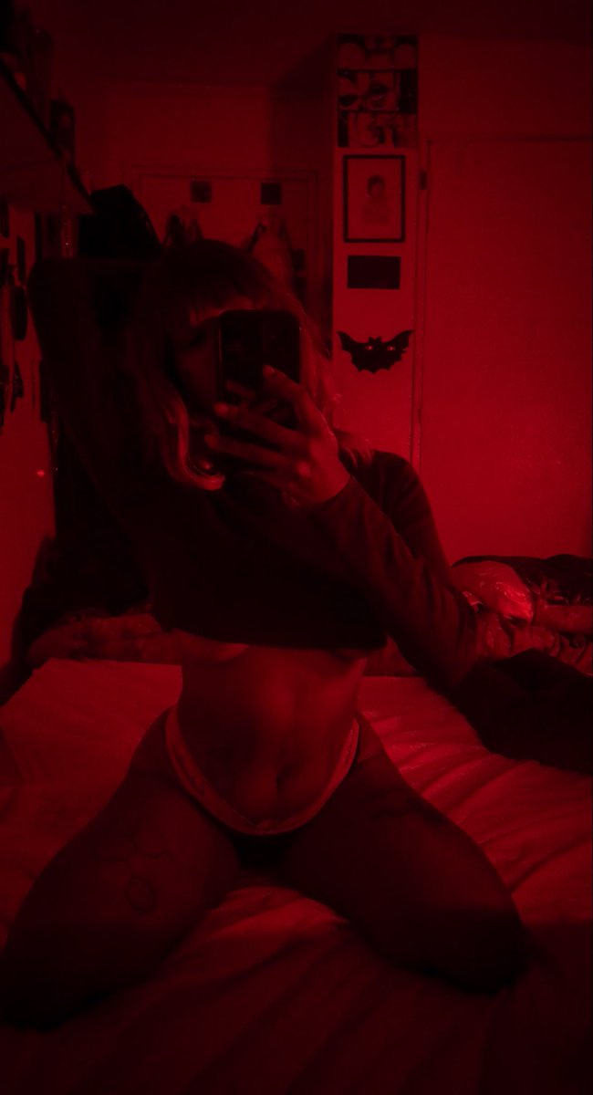 alrrose92's tweet photo. On the dim light, only the red looks at me.

#DarkRoom #DarkAesthetic #Sensual https://t.co/IPJOtqF2nJ