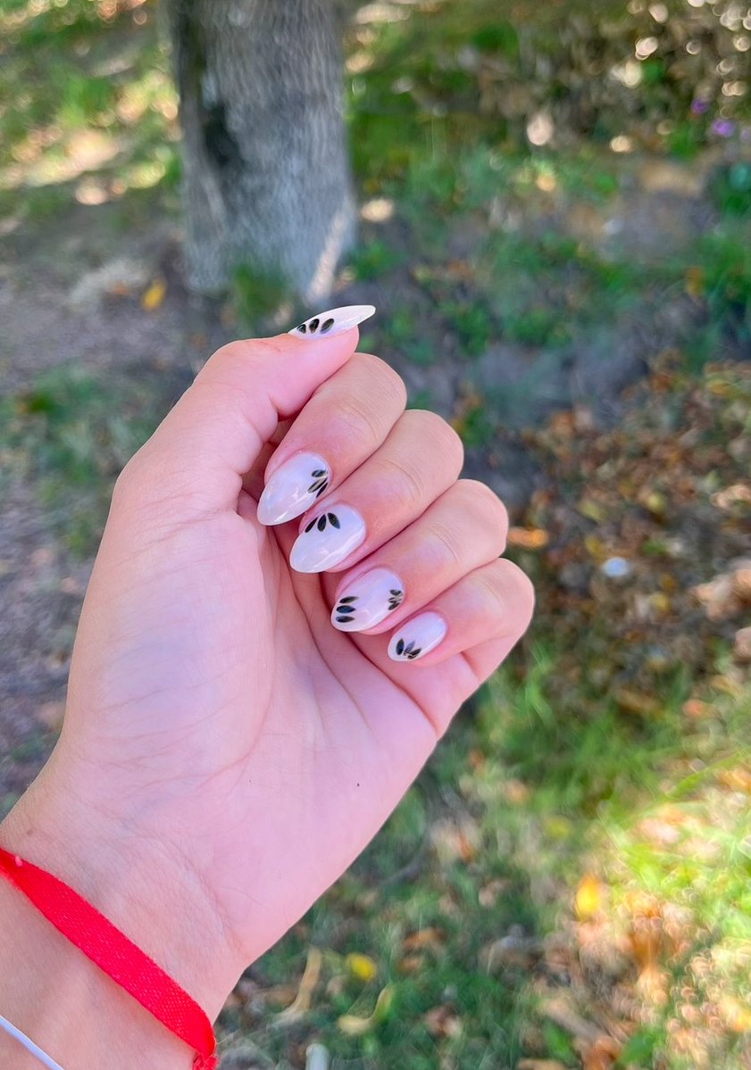 ughsoff's tweet photo. todo q ver las uñas https://t.co/eBqPEQ5r3O
