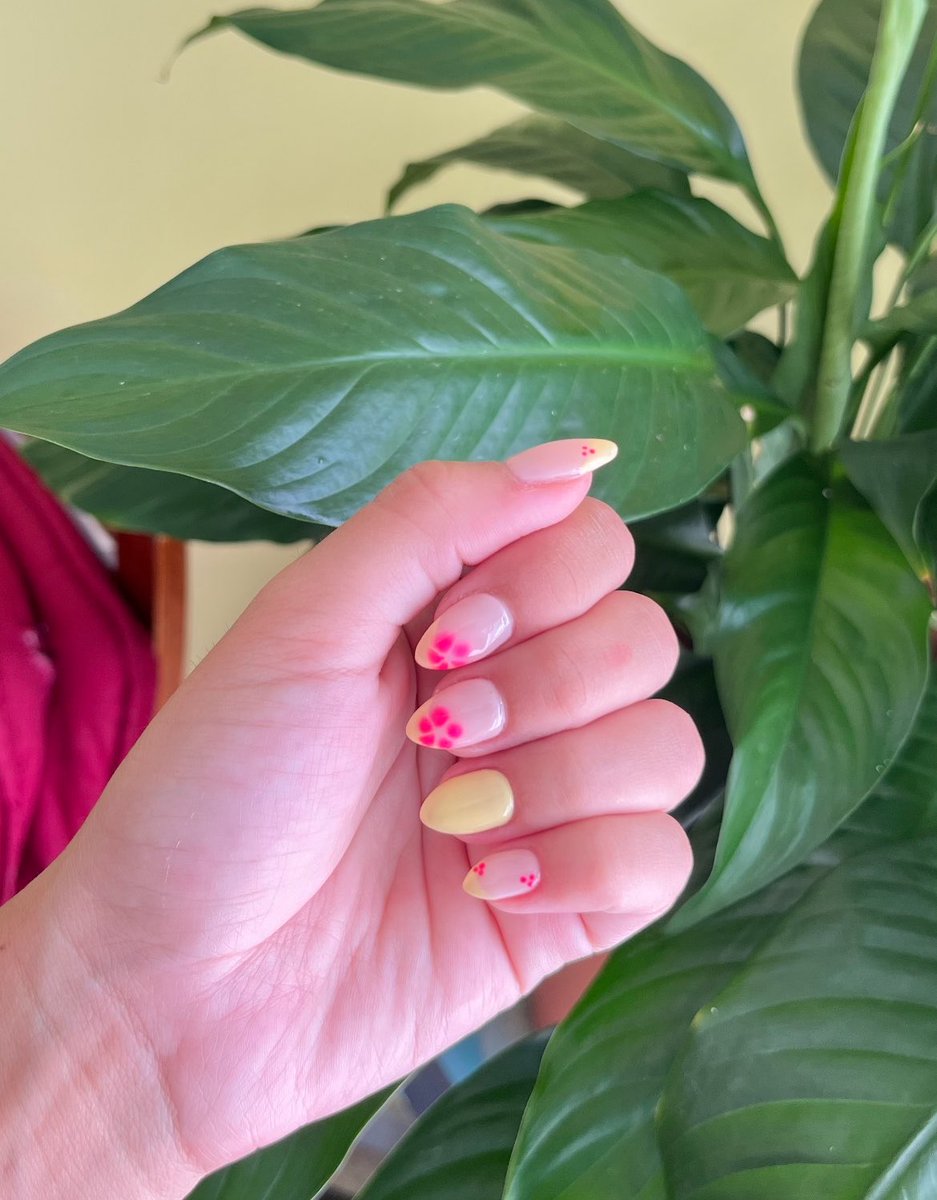 ughsoff's tweet photo. todo q ver las uñas https://t.co/eBqPEQ5r3O