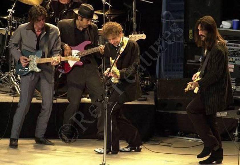 coopcdwnj's tweet photo. Charlie Sexton, Tony Garnier, Bob Dylan, and Larry Campbell..  Never Ending Tour   90s...💕 https://t.co/3CiNpNTPeM
