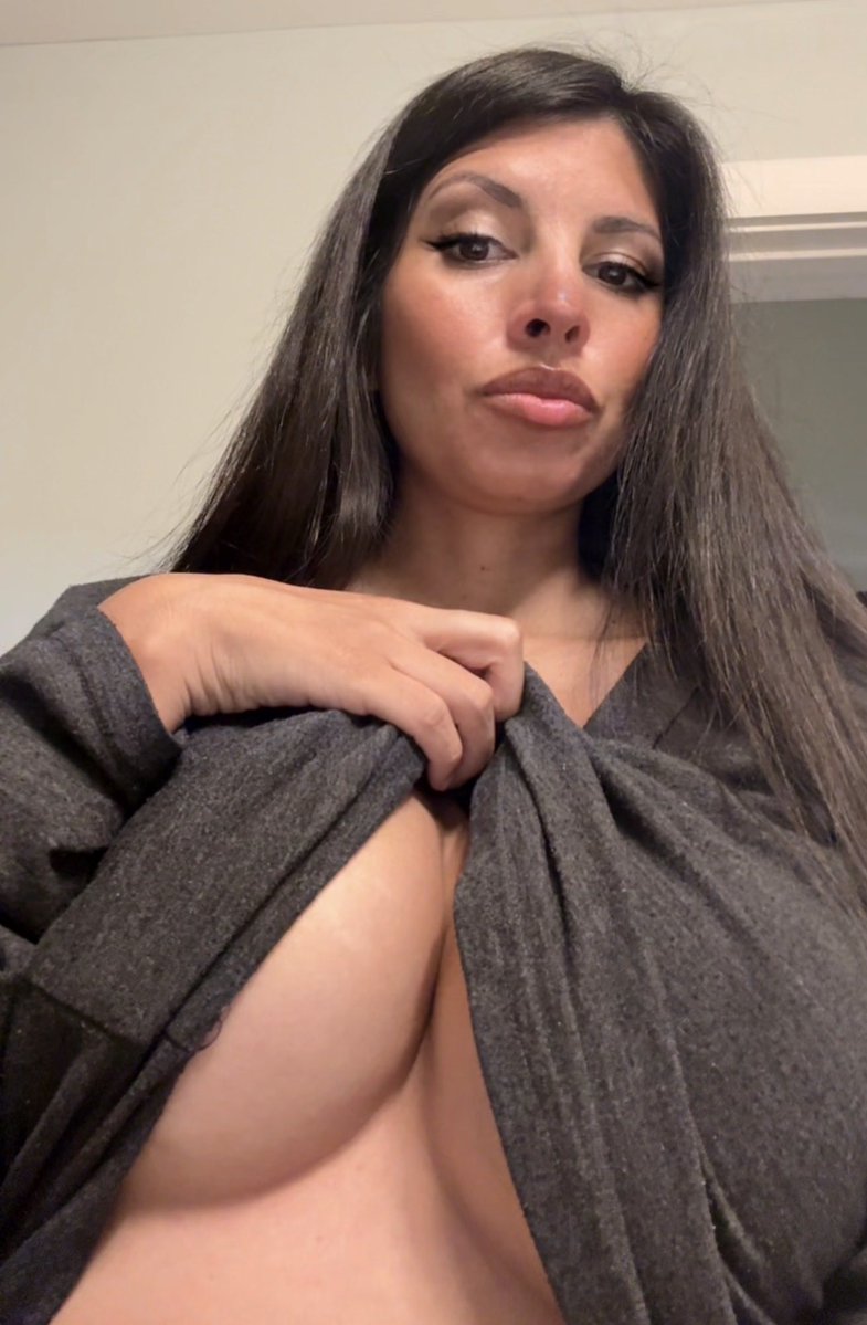 gabbymandala's tweet photo. my boobs getting bigger like it's part my gym gains 🧐 https://t.co/bKslTGi6m3