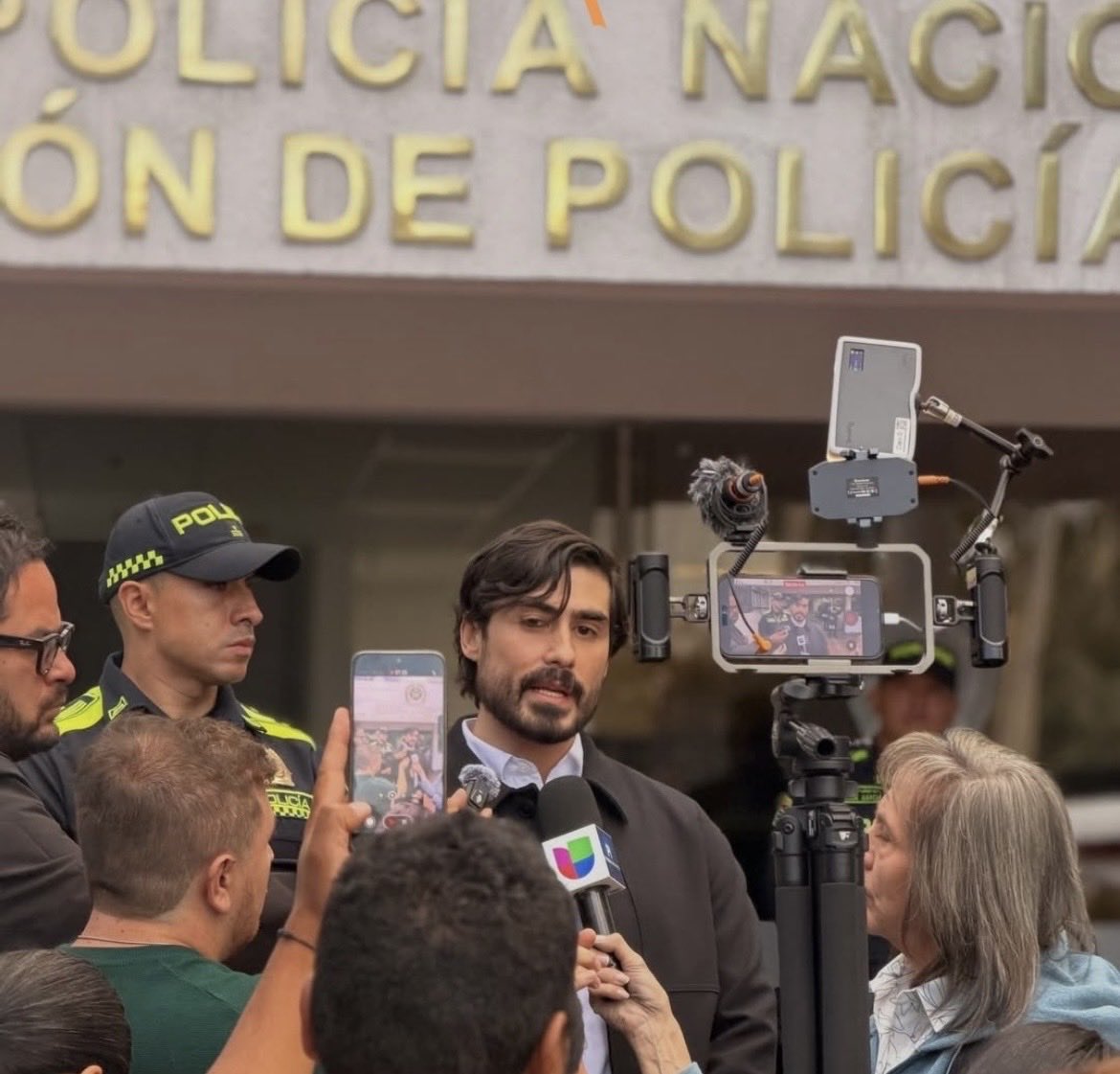 MarquitosMX_'s tweet photo. ÚLTIMA HORA: Samuel Adrian salió de la estación de policía en Colombia después de 10 días de arresto. 

Todo esto por sacar a relucir una cruda realidad: las infancias trans. https://t.co/r6gzgrntCw