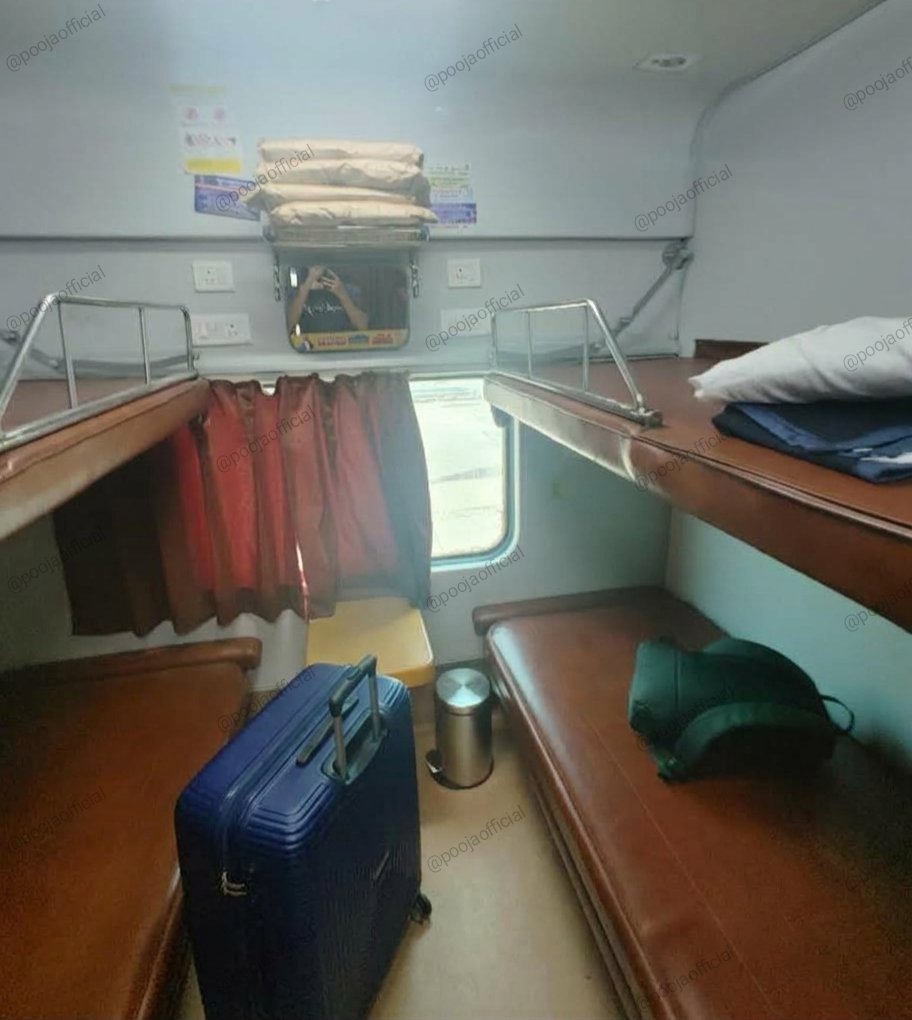 poojaofficial5's tweet photo. I booked a 1AC ticket thinking at least I had get a peaceful night’s sleep, 

but at 1:30 AM, a family of 8 completely changed my travel plans.

My train was at 1 AM.

I thought
It’s 1AC, I will get a comfortable cabin, fresh bedding, and I can just sleep peacefully after boarding. 

But about 30 minutes later, the train reached the next station and a family of 8 boarded.