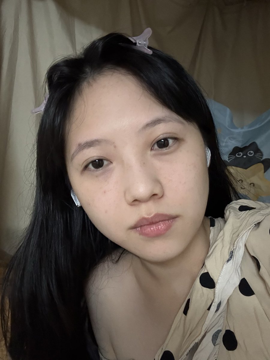 REALeP0's tweet photo. 这两天一回家睡眠都好了
宿舍生活是人过的吗
刚想发自拍，发现自己的卧蚕好像颜色有点深（突兀）
一翻照片发现我们卧蚕本来颜色就深啊
那还说啥了，化妆技术实在太好（虽然只会化一种妆） https://t.co/6a2GjoD7ir