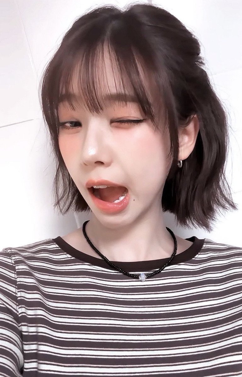 KRNLOOKS's tweet photo. the category is try to take a selfie winking (｡- .•)
#KARINA #카리나 https://t.co/PjZ4sew2xm