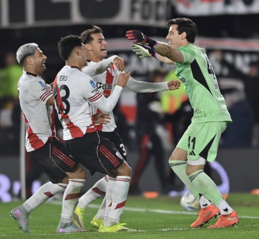 pablitomolina_'s tweet photo. me parece una pelotudez terrible decir que santiago beltrán bajó el nivel en esta segunda parte del año. lo discuto a morir. 

beltrán salvó a river en más de una oportunidad: fue figura contra Independiente Santa Fe, atajó penales claves esa noche para que River no pierda y también apareció contra Independiente Rivadavia.

Después tuvo la mala suerte de errar su penal, pero hizo TODO lo posible para que River gane antes.