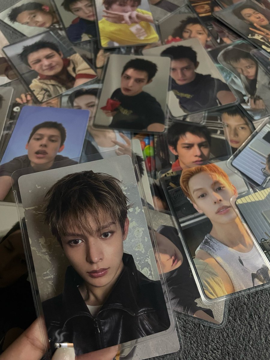 fullofpjs's tweet photo. js changed my sleeves to archival pro and its the best thing everrr kskskshskd idk if u guys can see it but the sleeves has round corners !! that’s why its so perfect for photocards >< https://t.co/k44gE2KkHV