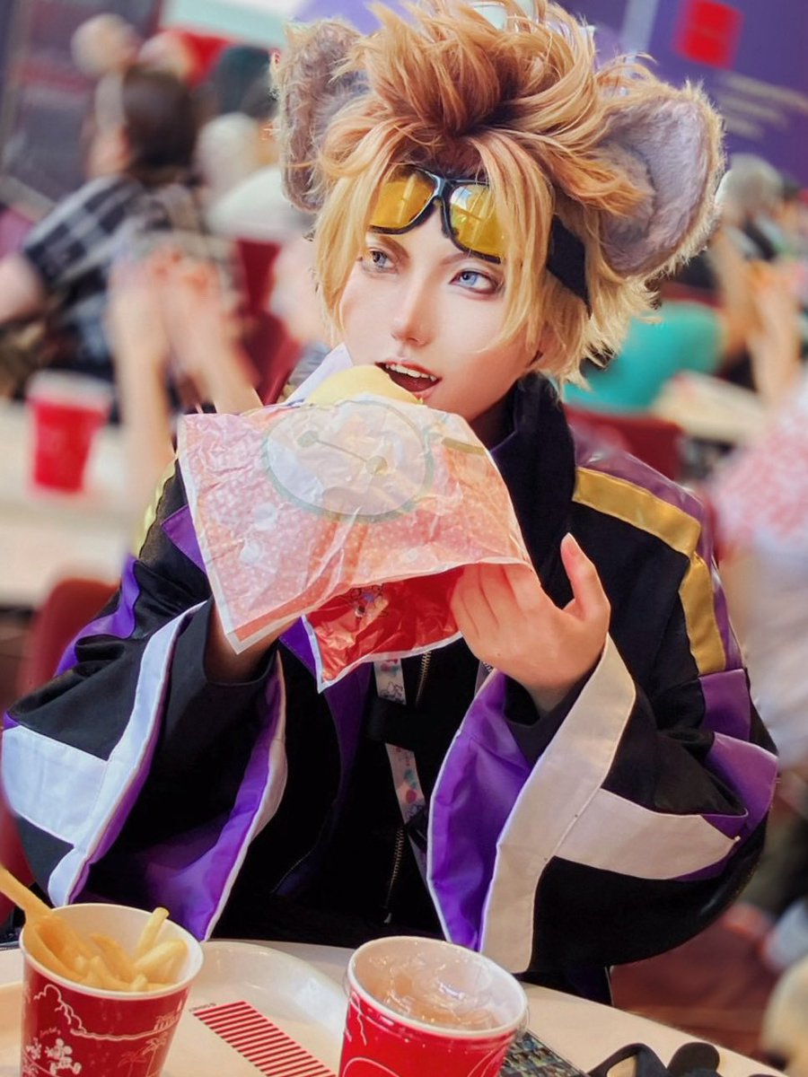 ysqbfk's tweet photo. twst仮装 9/22  🏰

美味いもん沢山食えて大満足🍩
3枚目は遠い目をしながらリンゴパックジュースを飲む🍩(疲労)

 #Dハロ仮装2026
 #Dハロツイステ https://t.co/Z8EmuB6yjB