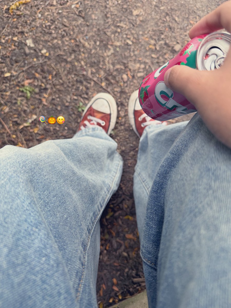 nightdreeamers's tweet photo. amo sentarme en el patio a tomar lean, fumar o simplemente pensar, se siente lindo tener un espacio en donde solo estes tu y no haya ruido https://t.co/ixYjgyuPY2