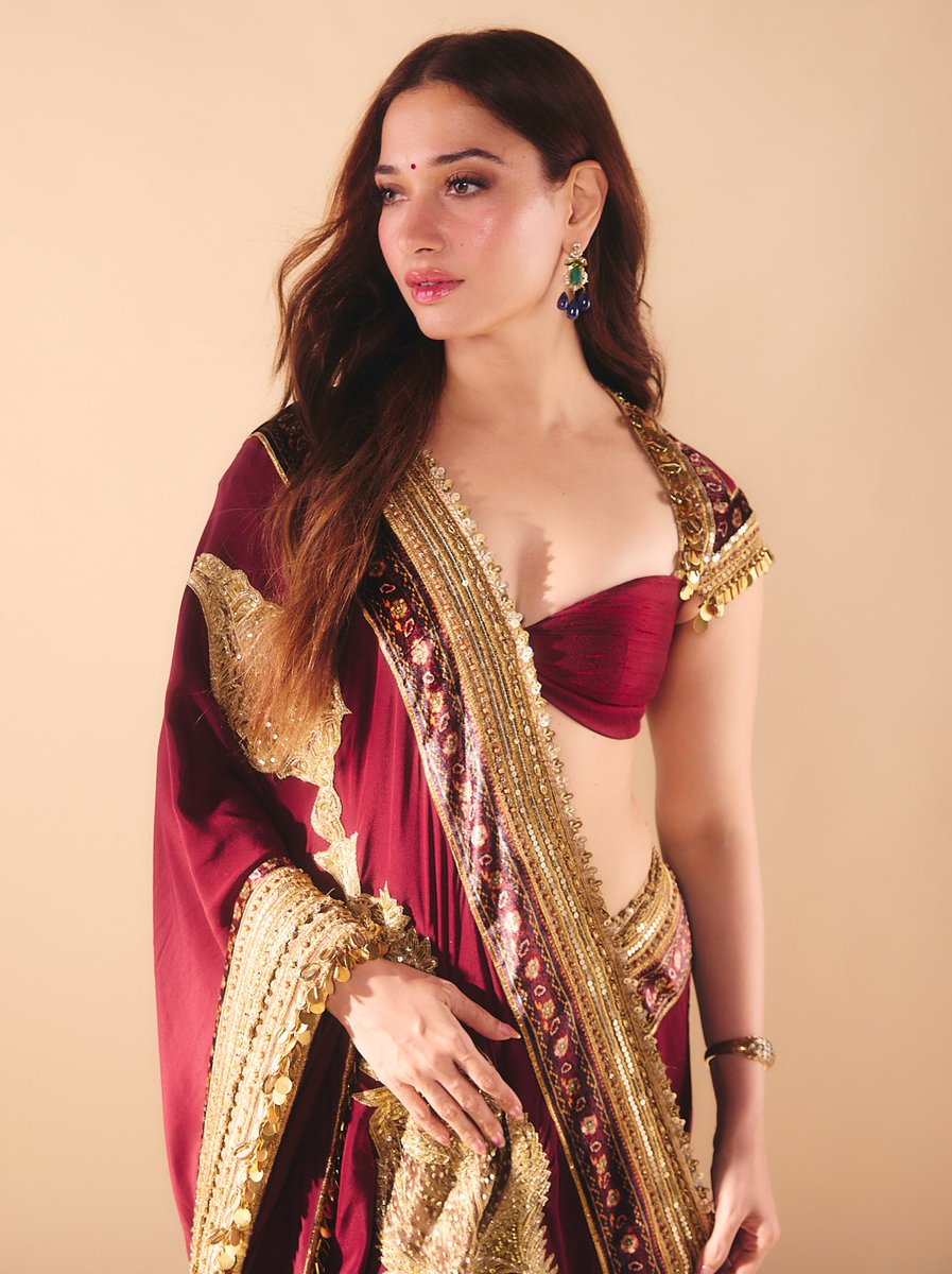 ffcinema_com's tweet photo. Tamannah Bhatia is a face that holds the hush of moonlight, bringing effortless grace to the moment.
#TamannahBhatia #SophisticatedStyle #SubtleElegance #ffcinema https://t.co/QRQQiVwyk1