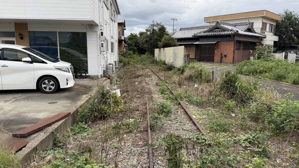 bleu_GO_LS's tweet photo. 紀州鉄道の廃止区間
市街地でレールが剥がされずに結構残ってるのは北沢産業っぽさもあった https://t.co/MDm2vO9ldb