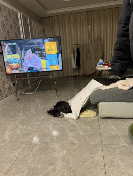 Curieuse__'s tweet photo. 离过一次婚的少妇同事，经常约着一起喝酒，今天来她家做客，刚好兜里三件套都带上了，那就出手迷玩一下吧，光喝酒怎么解渴呢，相信她也寂寞了挺久吧，我来帮她排解一下 #迷玩 #迷奸 #睡奸 https://t.co/aKV9H1SqaK