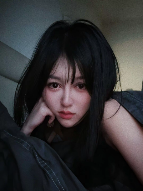 Curieuse__'s tweet photo. 离过一次婚的少妇同事，经常约着一起喝酒，今天来她家做客，刚好兜里三件套都带上了，那就出手迷玩一下吧，光喝酒怎么解渴呢，相信她也寂寞了挺久吧，我来帮她排解一下 #迷玩 #迷奸 #睡奸 https://t.co/aKV9H1SqaK