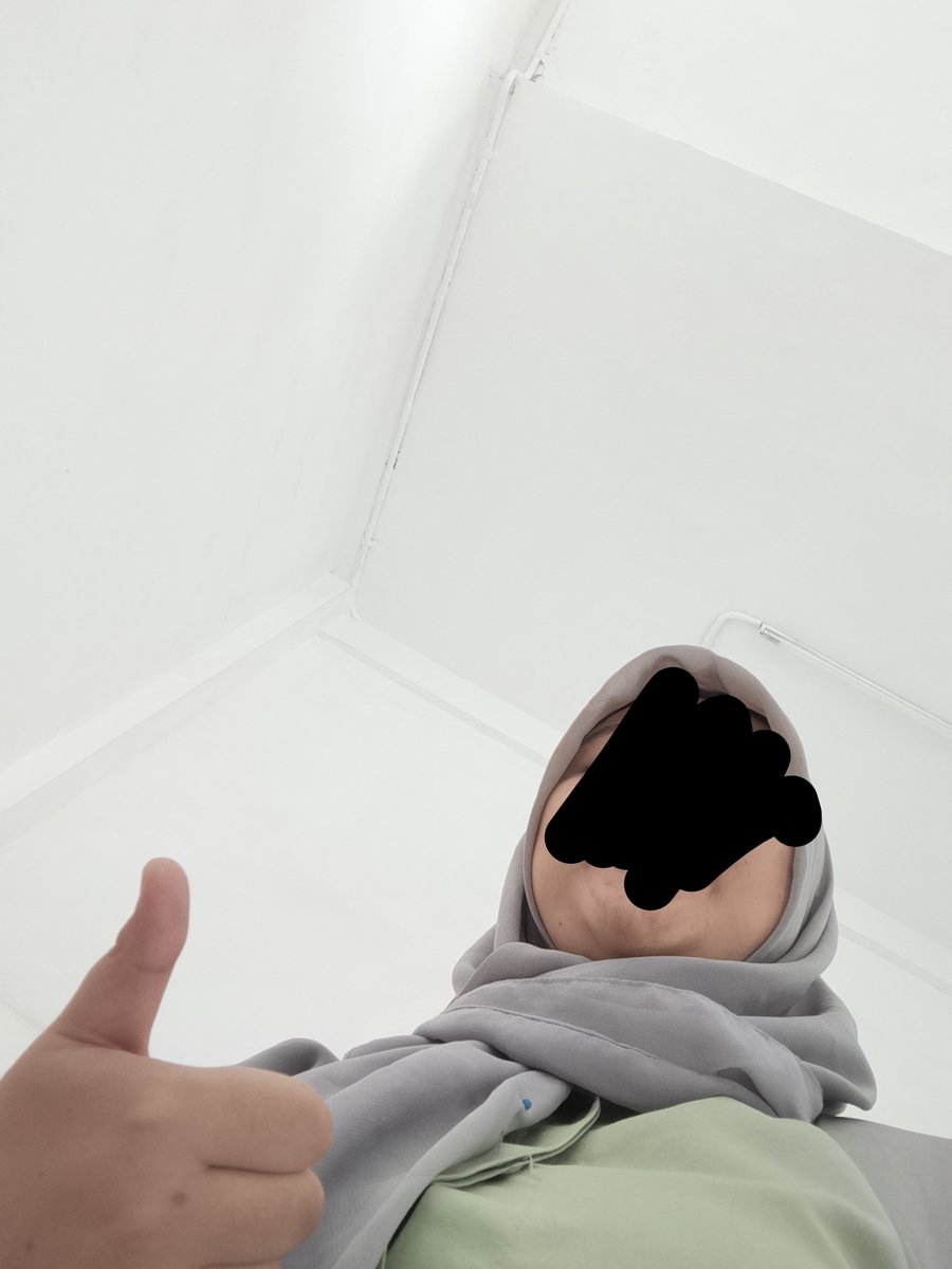 skipshitbitch's tweet photo. wish me luck ini mah 🥴 gue tanpa makeup sangat amat keliatan stressnya 🥹👎🏻 gak semept makeup jir 10.20 disuruh keruangan 😭💔 auto mandi kilat 🥲 rip nasi gue yang masih jadi beras karena baru gue cetrekin ricecookernya 😭👎🏻 https://t.co/gkpM2k7sL2