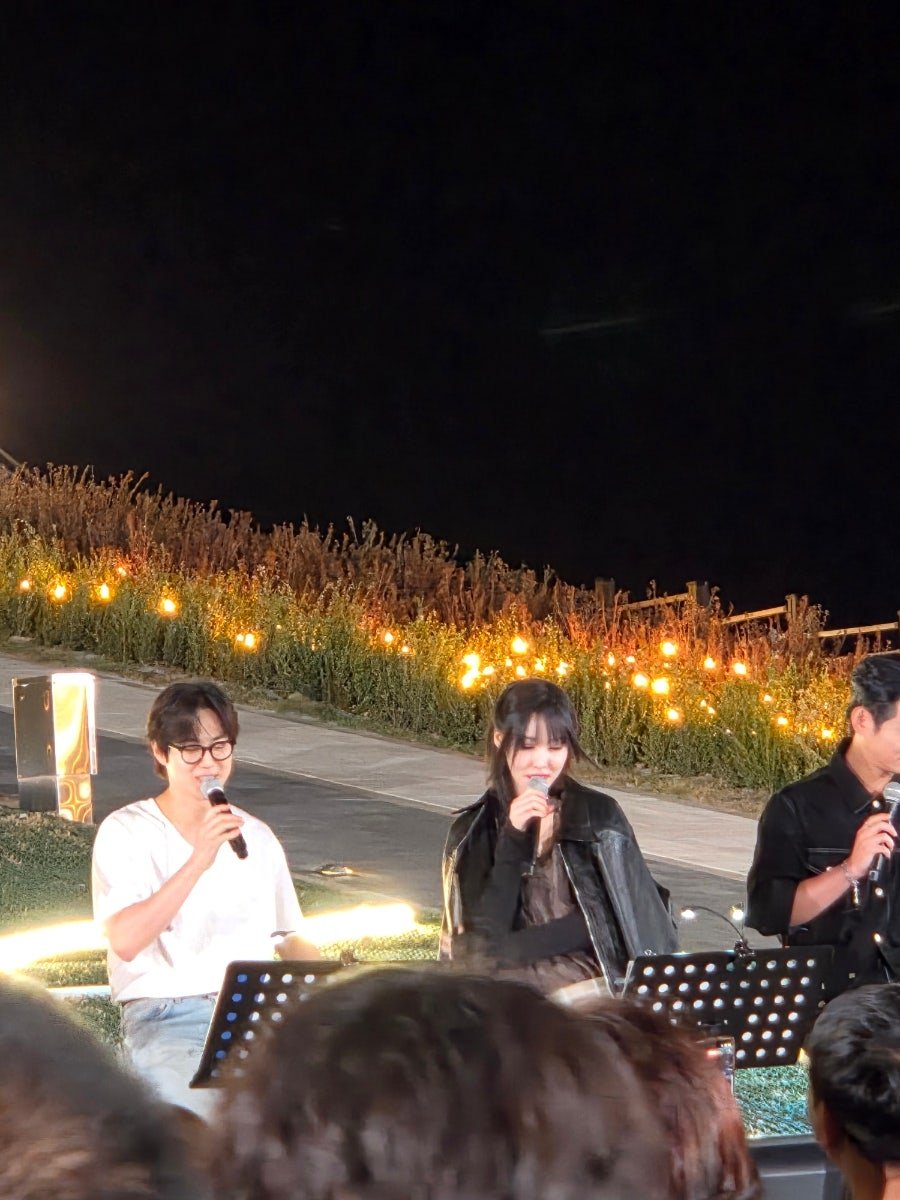 indiesh2o's tweet photo. it was freezing during the shoot, and when suho noticed yuju was cold, he took off his jacket and gave it to her, he is so thoughtful, sweet, and a true gentleman https://t.co/Rt82GCcbYf