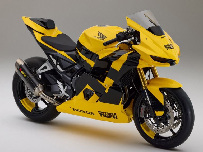 PutiMotor's tweet photo. ホンダが、イタリア・ミラノでコンセプトモデル「Onitsuka Tiger Honda Mid Sports Concept」を世界初公開。

日本のファッションブランドであるオニツカタイガーとコラボレーション。

CB750ホーネットにフルカウルの外装をまとい、ホイールやブレーキディスクを変更、ブレーキキャリパーもブレンボ製とされ、アクラポビッチ製のマフラーも装着。

外観にはオニツカタイガーの象徴的なカラーである「タイガーイエロー」をベースに採用し、車体の両サイドにはオニツカのシューズでもおなじみの黒いストライプが大胆に配置されている。

https://t.co/DVUvhzZEAs