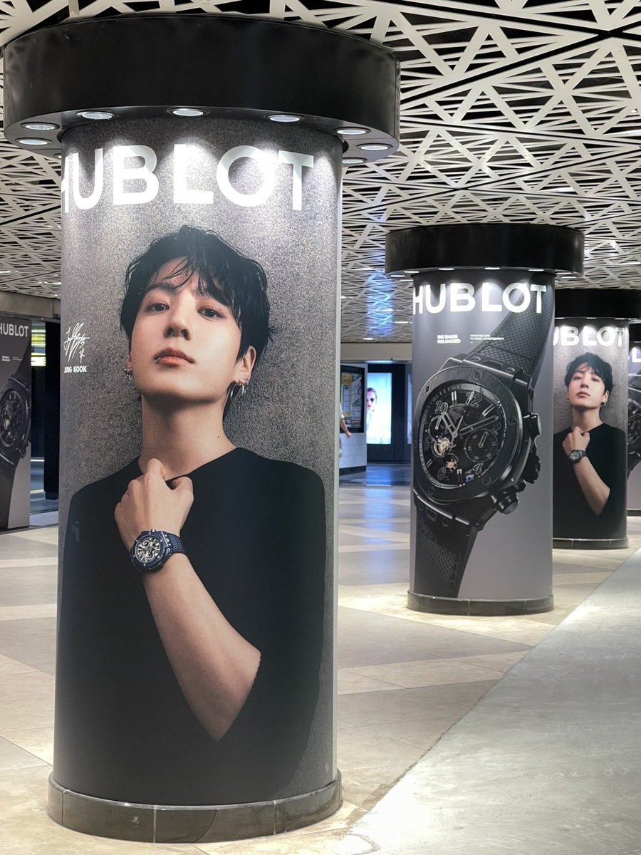 qoochannels's tweet photo. BTSのウブロ広告発見！！

ソ���ーパーク地下 Ｂ９通路
にあったわw
#BTS
#ウブロ広告
#BTSウブロ広告 https://t.co/4OF3EnGmtU