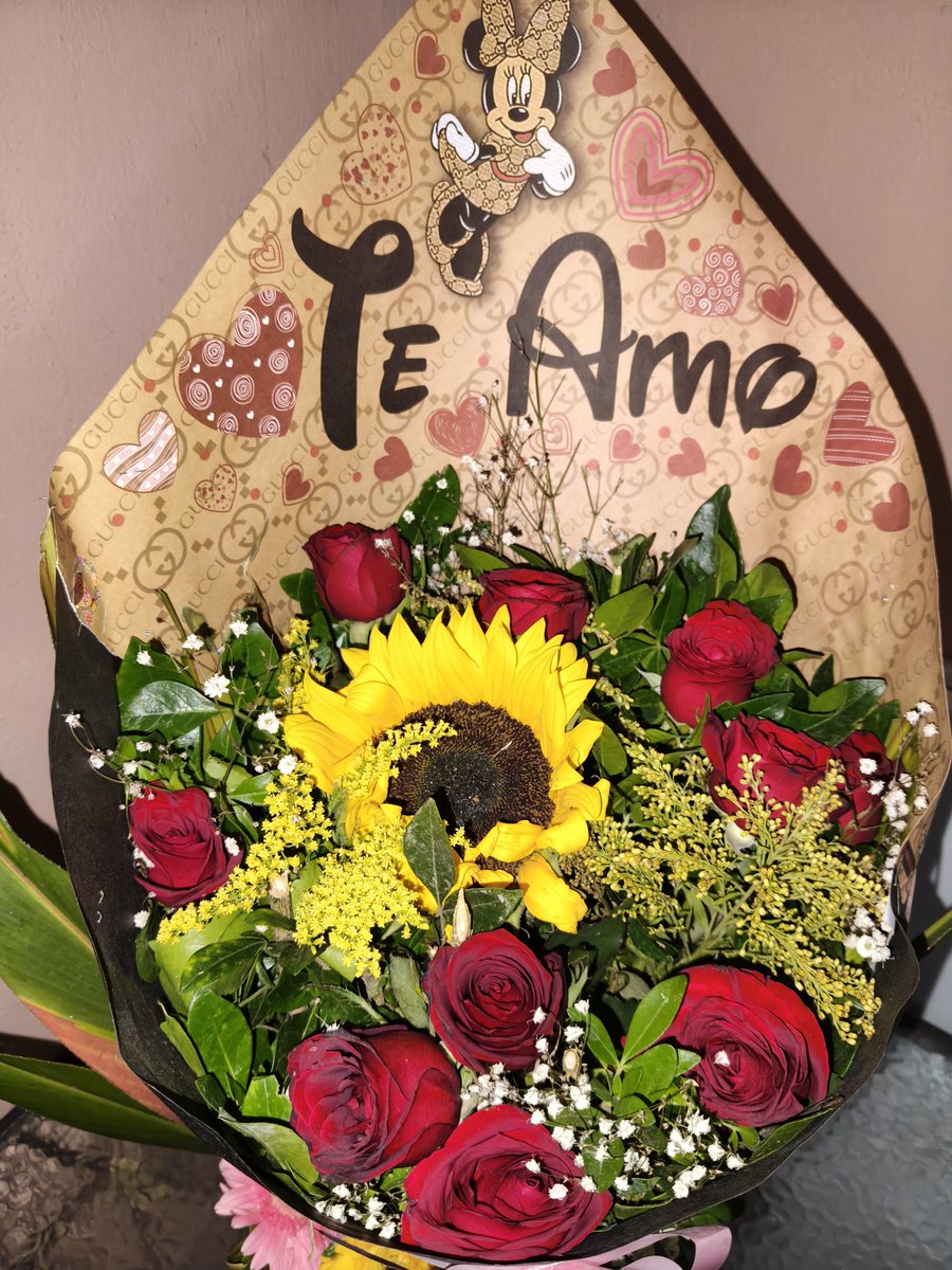 catalaska's tweet photo. Muy feliz con mis flores amarillas... Así  damos la bienvenida al otoño hermoso. https://t.co/8xc5HlHbrR