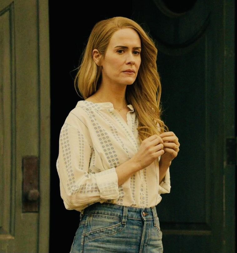 CentralAHSBRA's tweet photo. Em nova entrevista, Sarah Paulson MASSACRA Roanoke (como de costume):

“Roanoke fica em último lugar. Eu sei que as pessoas ficam bravas comigo quando falo isso, mas não me importo! Vão reclamar! Reclamem muito! Eu não tô nem aí, desculpa! Eu não gosto, não é pra mim. Tem muita coisa de que eu gosto na temporada, mas ela simplesmente não funcionou para mim. Eu não dou a mínima para essa temporada. Desculpa!”.