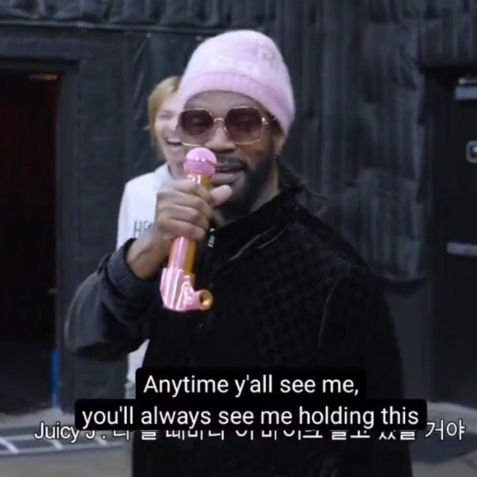 eomcoertis's tweet photo. Aweee Juicy J is really using the custom mic that CORTIS gave him as a gift while he’s on tour!! GOATTT 🐐🥺 https://t.co/AAB2LomCNJ