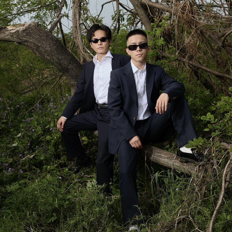 ULTRAVYBEHIPHOP's tweet photo. 【New Release】
どんぐりず、ニュー・EP『COCO PLUM』を日付変わって明日、9月25日(金)にリリース。

群馬県桐生市を拠点に、独自の音楽センスとユーモア、そして底知れぬグルーヴで唯一無二の存在感を放つ2人組・どんぐりずが、ニュー・EP『COCO PLUM』を日付変わって明日、9月25日(金)に配信リリースする。本作は夏をテーマに制作され、先日9月16日(水)に配信リリースされたシングル「ビーサン」を含む全5曲を収録。夏の開放感や高揚感、過ぎゆく季節への切なさまで、さまざまな瞬間を閉じ込めた一作となっている。この夏、地元・桐生で主催イベント「HACHA MECHA 2026」を開催するなど、文字通り夏を駆け抜けた2人。そんな彼らの”あっちゅーま”なひと夏が、瑞々しいサウンドと等身大の感性で切り取られている。まだ夏の余韻が残る今だからこそ響く、聴く人それぞれの“ひと夏”を呼び起こす作品となっている。

▼どんぐりず：『COCO PLUM』▼
アーティスト名：どんぐりず（ドングリズ）
タイトル：COCO PLUM（ココプラム）
レーベル：DONGURIZU
形態：Digital（DL / ST）
品番：DGRZ-1009
配信日：2026年9月25日（金）
URLs：https://t.co/zMquksHkDF
収録曲
01. Pineapple Monster
02. あっちゅーま
03. L.O.V.E.
04. ビーサン
05. Jazz Club

▼どんぐりず▼
ラッパーの森とプロデューサーのチョモからなる2人組音楽グループ。ハウスやテクノなどのダンスミュージックを核に置きつつ、演歌、校歌、ロックまでをも呑み込む自由なサウンドを展開。事務所に属さず完全独立を果たした現在も、音楽制作から活動のすべてを自分たちだけで推し進める独自のスタイルを確立している。国内の主要大型フェス（フジロック、サマソニ、ライジングサン等）から海外フェス、アンダーグラウンドなレイヴまでステージを問わず熱狂を創出。2026年のアルバム『DONGURI ZOO』リリースツアーでは東京WWW Xと梅田BANGBOO公演をソールドアウト。唯一無二の存在感で、世界中のフロアで音を鳴らし続けている。

@dongurizu
@chomo_japan