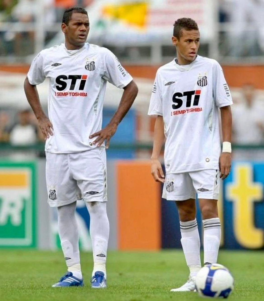 futtmais's tweet photo. Quem lembra do Kléber Pereira? Teve ótimos anos na carreira:

🇧🇷 Moto Club (1998) - 26 gols (26 jogos);
🇧🇷 Athletico-PR (1999) - 18 gols (34 jogos);
🇧🇷 Athletico-PR (2000) - 28 gols (54 jogos);
🇧🇷 Athletico-PR (2001) - 50 gols (57 jogos);
🇧🇷 Athletico-PR (2002) - 25 gols (44 jogos);
🇲🇽 América-MÉX (2004/05) - 16 gols (20 jogos);
🇲🇽 América-MÉX (2005/06) - 26 gols (42 jogos);
🇲🇽 Necaxa (2007) - 15 gols (37 jogos);
🇧🇷 Santos (2007) - 16 gols (26 jogos);
🇧🇷 Santos (2008) - 40 gols (61 jogos);
🇧🇷 Santos (2009) - 28 gols (54 jogos).